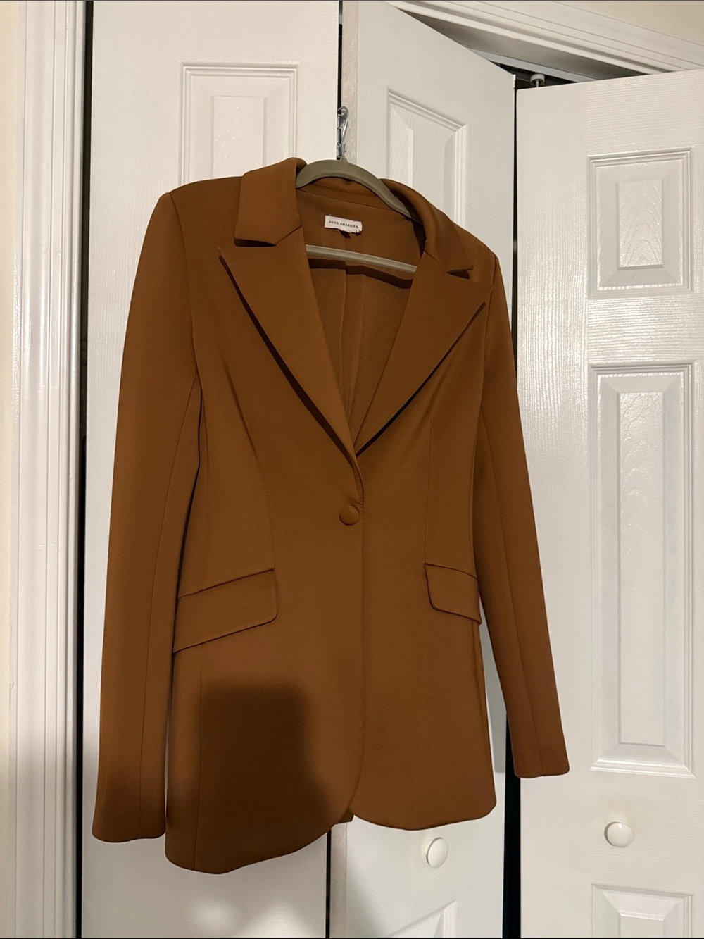 Good American Single-Button Tailored Blazer in Warm Brown